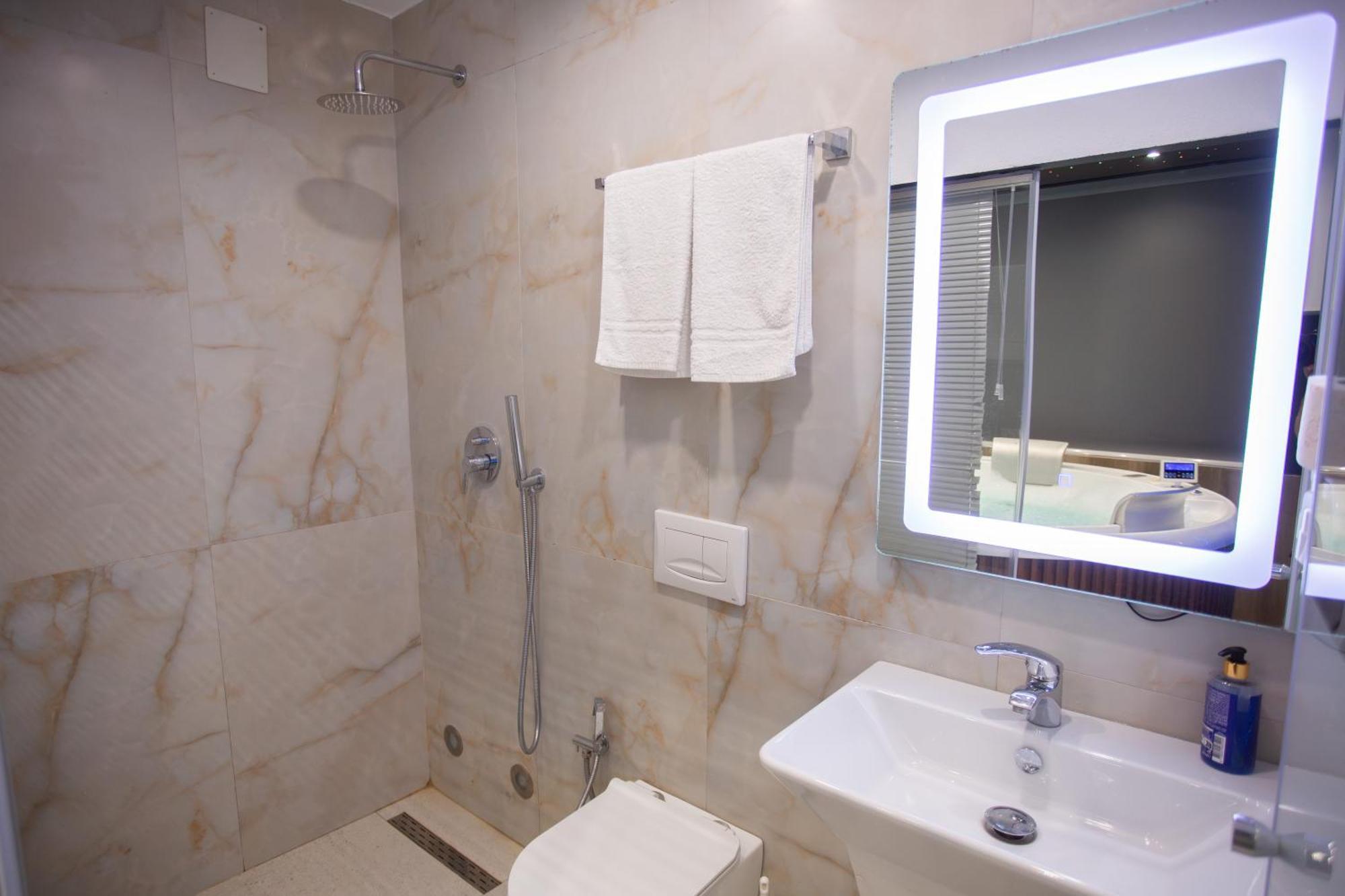 The Bubbles - Jacuzzi Hotel Tiran Dış mekan fotoğraf